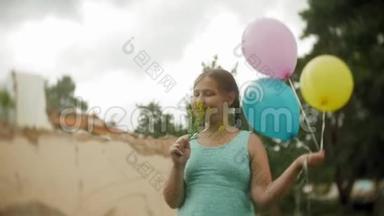 一个戴着防毒面具的小女孩手里拿着气球穿过被毁的建筑物